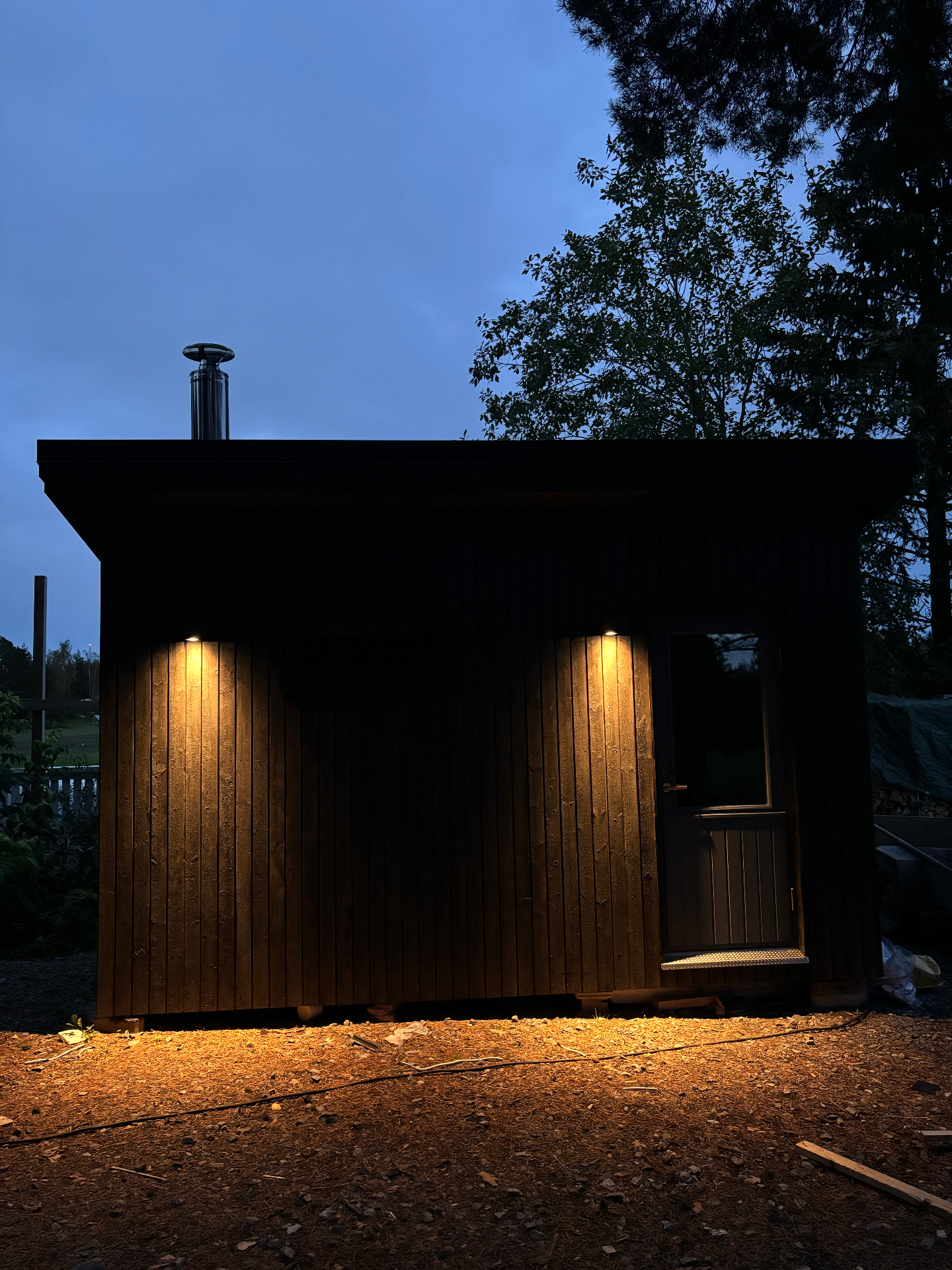 Pihasauna iltavalaistuksessa